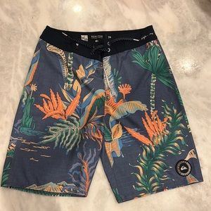 Awesome Men’s Quicksilver board shorts Size 28